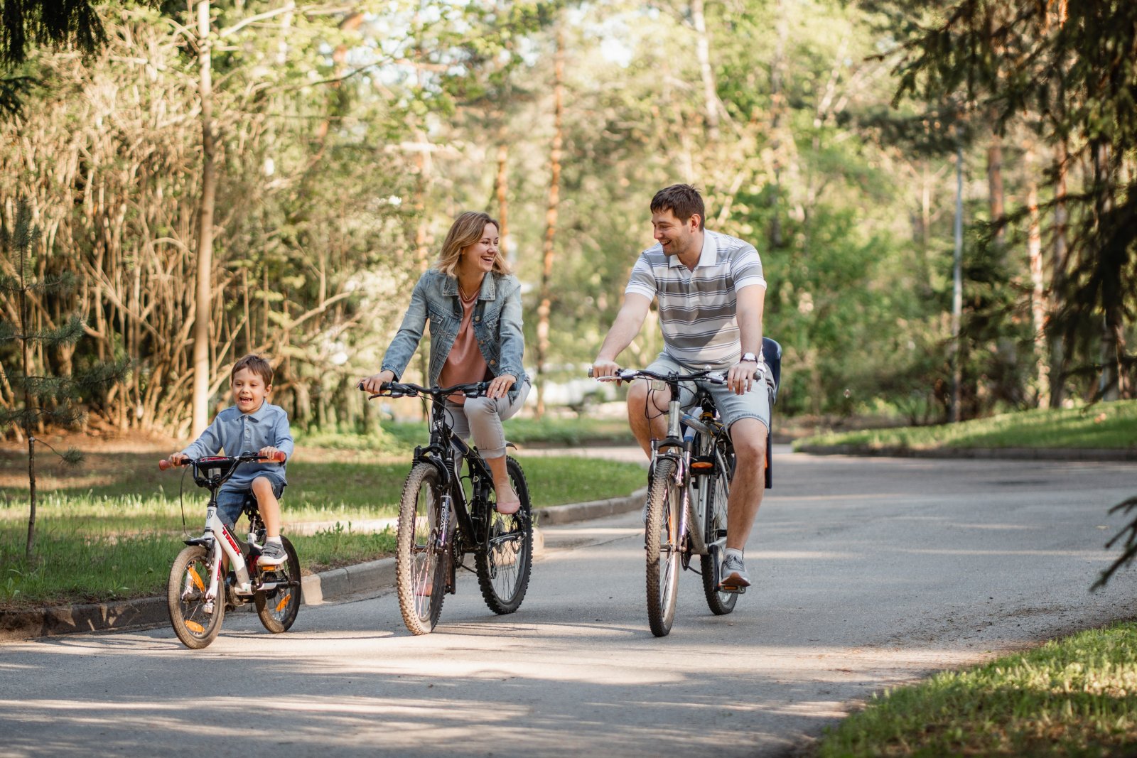 Rowerowe podróże z dziećmi – jak zaplanować bezpieczną wycieczkę
