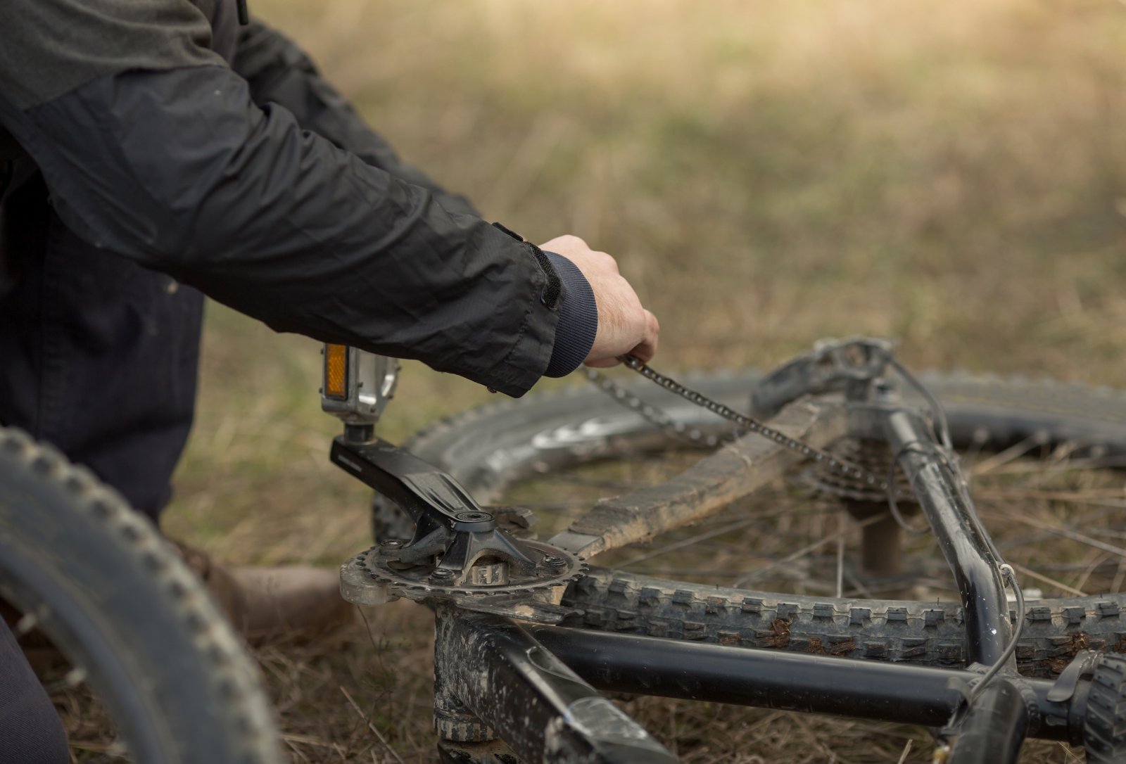 Błyskawiczne naprawy rowerowe – jak poradzić sobie z najczęstszymi awariami na trasie?