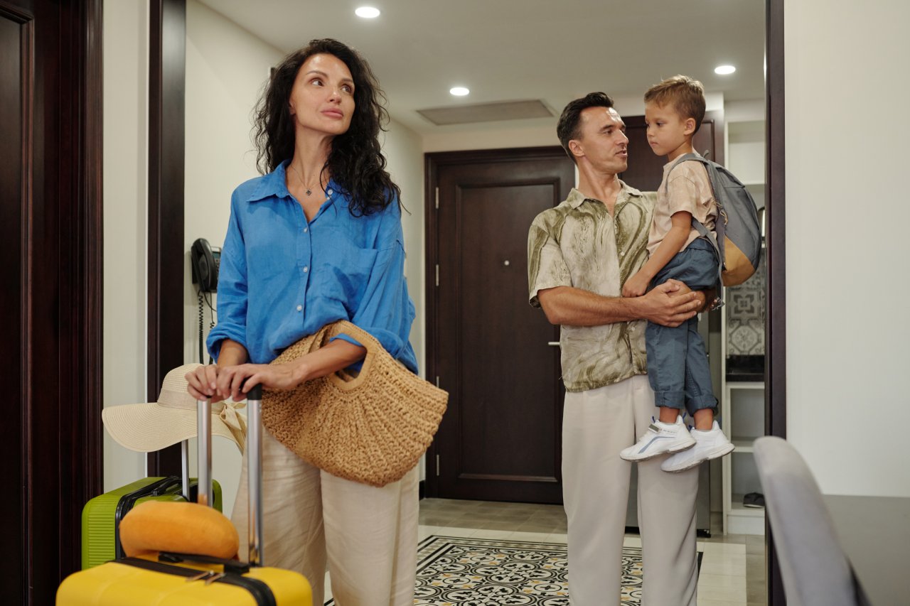 Apartament czy hotel – co lepiej sprawdzi się podczas rodzinnego wyjazdu?